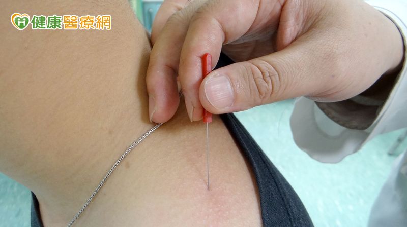 翁肩頸肌肉緊繃導致血壓睡眠雙失控 中醫「小扁針」緩解頑固痠痛 翁肩頸肌肉緊繃導致血壓睡眠雙失控 中醫「小扁針」緩解頑固痠痛