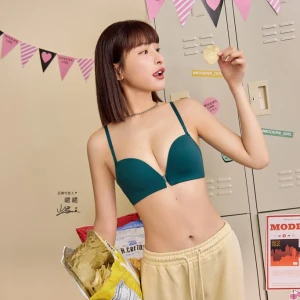 代言品牌內衣「幻彩超夏趴」 峮峮6/14現身新竹SOGO當一日店長