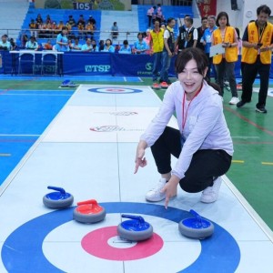 高虹安地板冰壺初體驗  處女秀命中紅心「開壺」搏滿堂彩