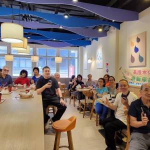 基隆仁愛樂齡帶領長者玩轉摩斯漢堡線上點餐