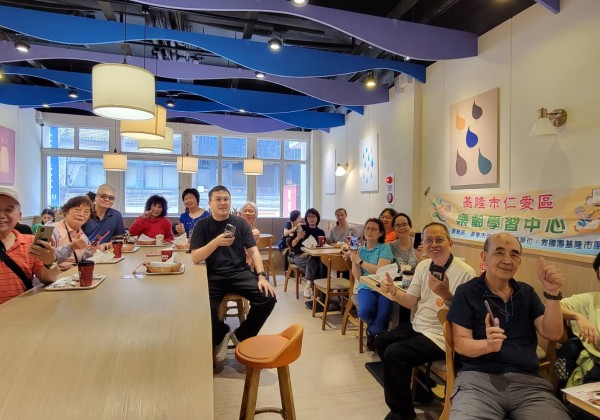 基隆仁愛樂齡帶領長者玩轉摩斯漢堡線上點餐
