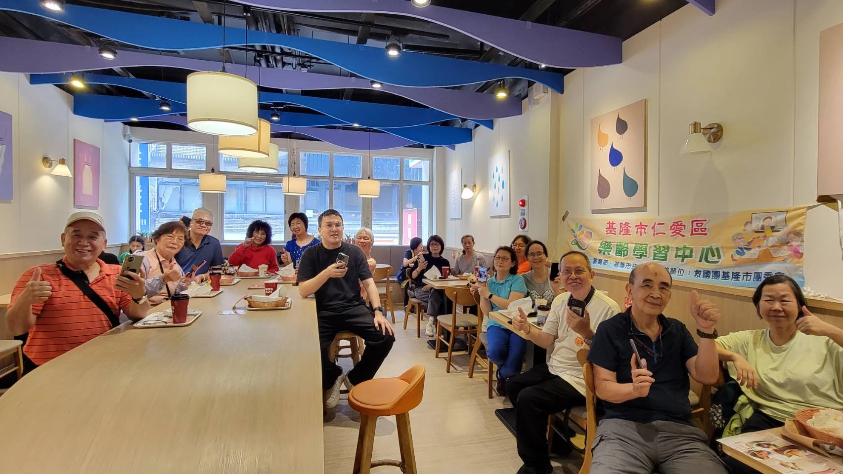 基隆仁愛樂齡帶領長者玩轉摩斯漢堡線上點餐