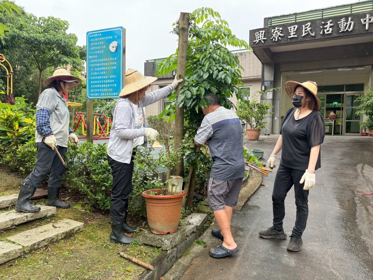 黃書筠里長率社區志工團隊打造「興寮角落花園」 黃書筠里長率社區志工團隊打造「興寮角落花園」