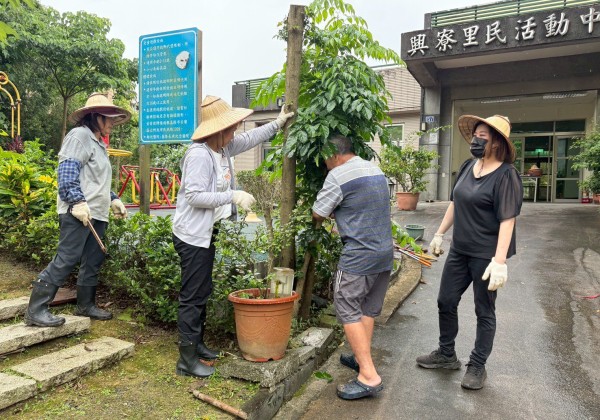 黃書筠里長率社區志工團隊打造「興寮角落花園」