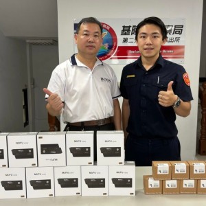 正濱警友站與派出所同慶警察節  捐贈裝備慰勞員警強化執勤安全