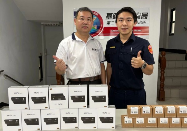 正濱警友站與派出所同慶警察節  捐贈裝備慰勞員警強化執勤安全
