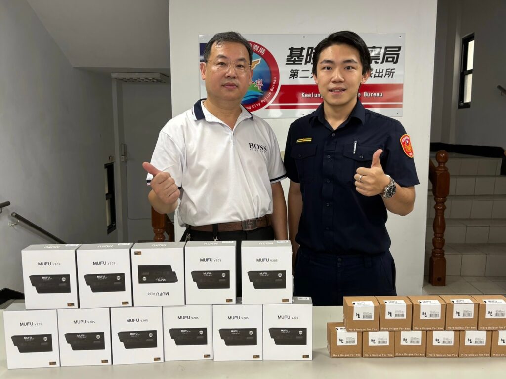 正濱警友站與派出所同慶警察節 捐贈裝備慰勞員警強化執勤安全 正濱警友站與派出所同慶警察節 捐贈裝備慰勞員警強化執勤安全