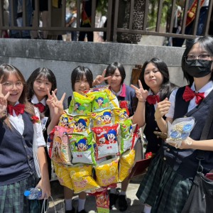 二信高中廣設科畢業生葉曉蓓父母獻上「乖乖畢業棒」超吸睛