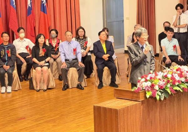二信高中畢業典禮校長期勉畢業生「成為一個善良的人」