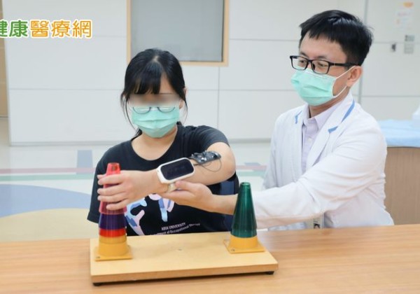 女子中風癱瘓半側癱　「AI機器人」出手兩週能動了