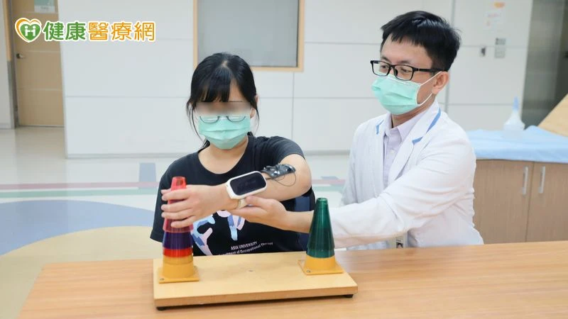 女子中風癱瘓半側癱　「AI機器人」出手兩週能動了