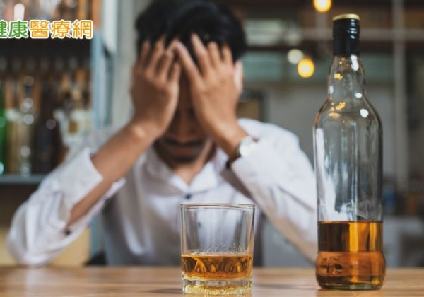 喝酒恐會加速維生素B1流失！　營養師警告：當心肌肉無力又麻痺