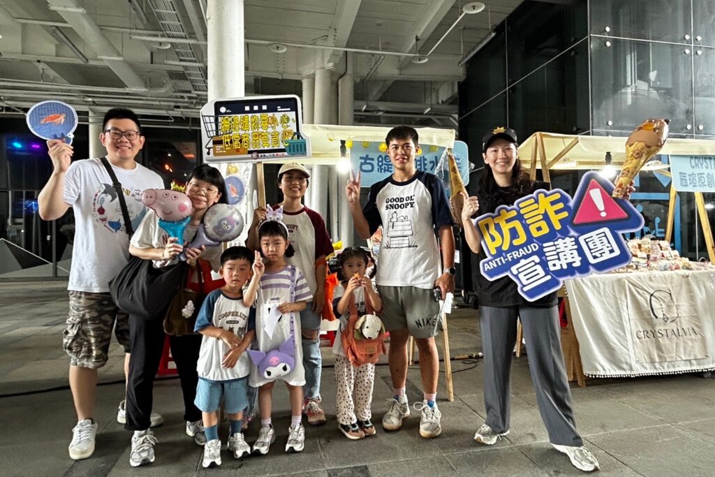 基一警走入市集 共邀民眾齊反詐 基一警走入市集 共邀民眾齊反詐