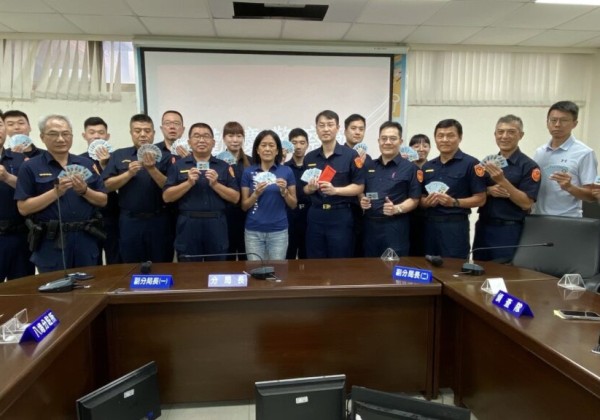 警察節溫馨獻禮  警友會第三辦事處致贈加菜金與悠遊卡