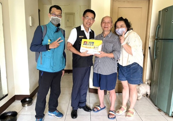 關懷高齡弱勢榮民    臺北市榮服處長、總幹事送暖