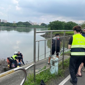 家庭不睦落水漂浮   警消不顧泥濘救援近百歲嫗