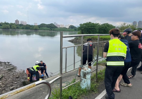 家庭不睦落水漂浮   警消不顧泥濘救援近百歲嫗