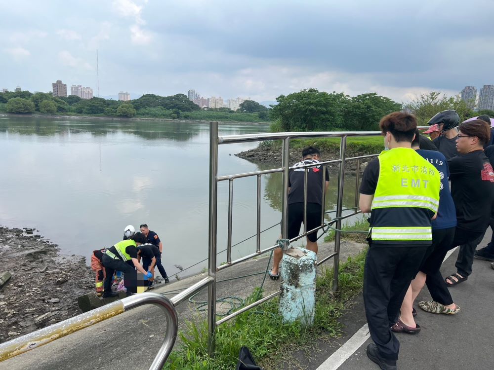 家庭不睦落水漂浮 警消不顧泥濘救援近百歲嫗 家庭不睦落水漂浮 警消不顧泥濘救援近百歲嫗