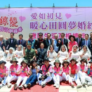 走紅毯重溫浪漫時光  兩社團遠赴馬祖助長輩圓夢披婚紗