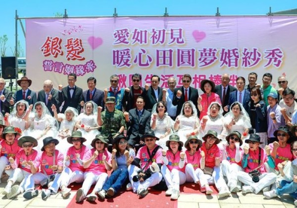 走紅毯重溫浪漫時光  兩社團遠赴馬祖助長輩圓夢披婚紗