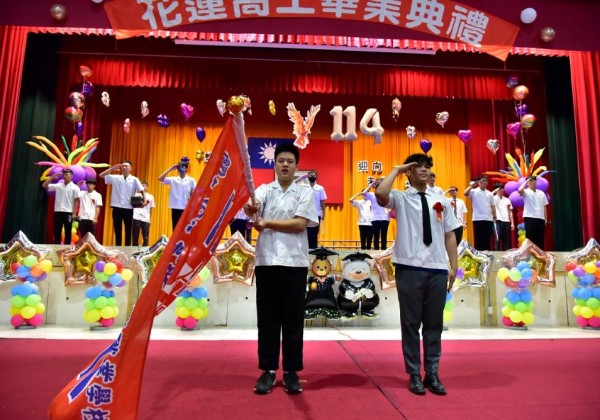 AI校長獻祝福  學子秀AI才華  花工畢業典禮創意無限