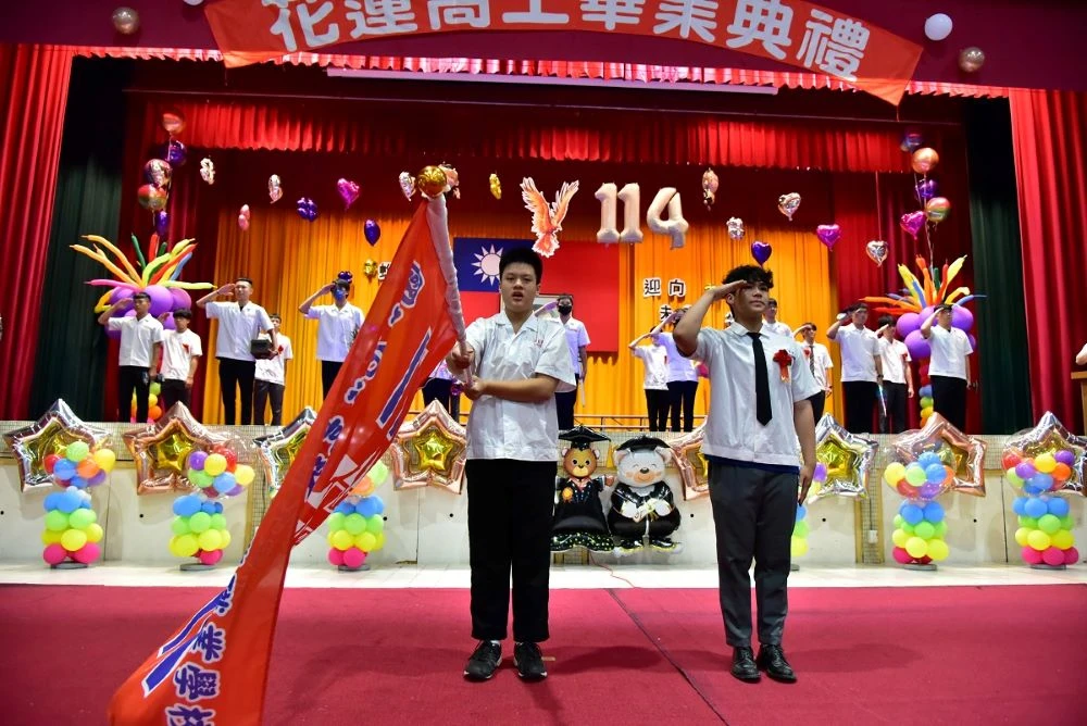 AI校長獻祝福  學子秀AI才華  花工畢業典禮創意無限