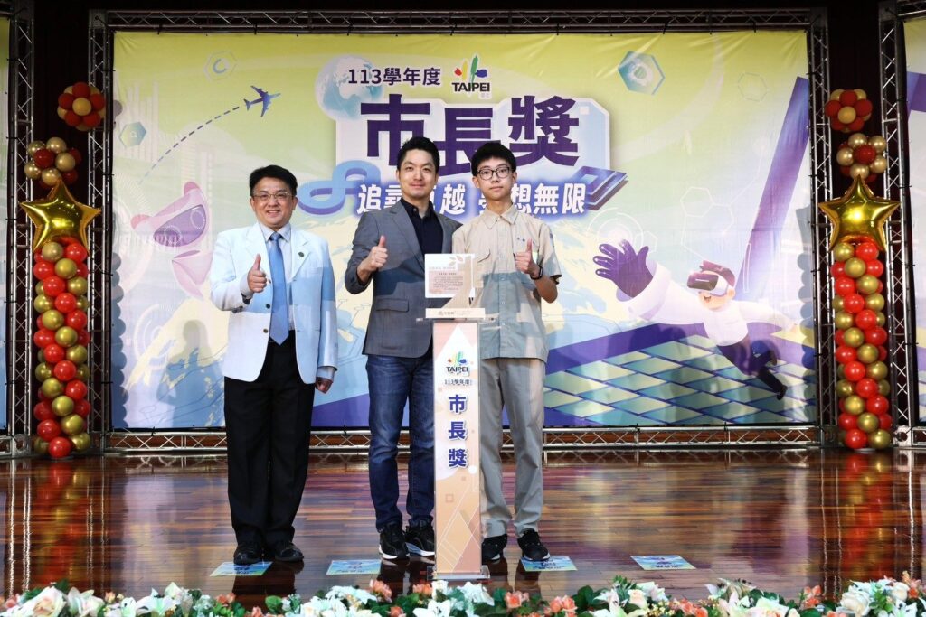 蔣萬安市長頒發市長獎予優秀傑出的483位大學、特教學校與高職學生及1,196位國小學生 蔣萬安市長頒發市長獎予優秀傑出的483位大學、特教學校與高職學生及1,196位國小學生