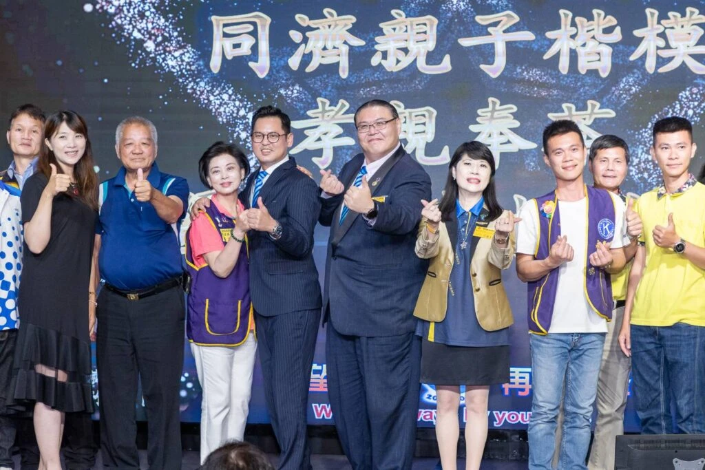 同濟會竹苗區再創新舉！「孝親楷模」首登場，跪膝奉茶親情引熱淚