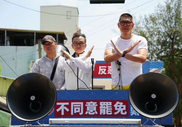 連勝文聲援鄭正鈐竹市車掃 四大眷村揮舞國旗熱情相挺 連勝文聲援鄭正鈐竹市車掃 四大眷村揮舞國旗熱情相挺
