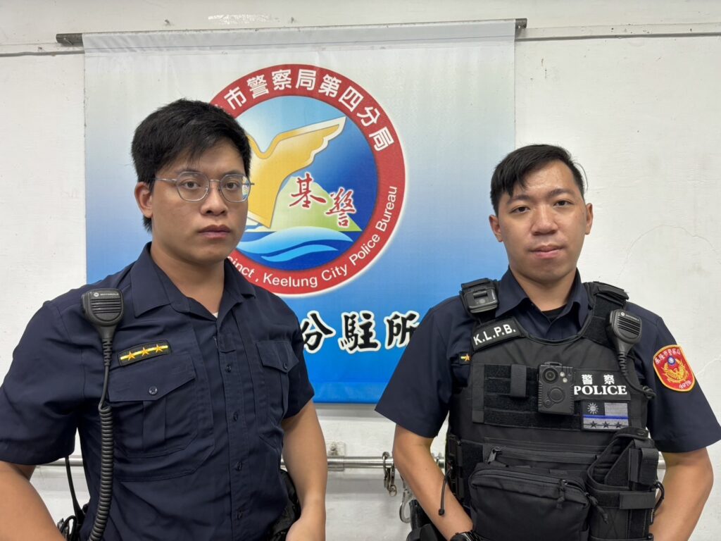 民宅頂樓竄濃煙  基警疏導交通助救災