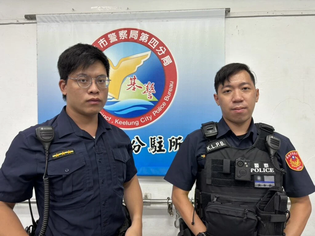 民宅頂樓竄濃煙  基警疏導交通助救災