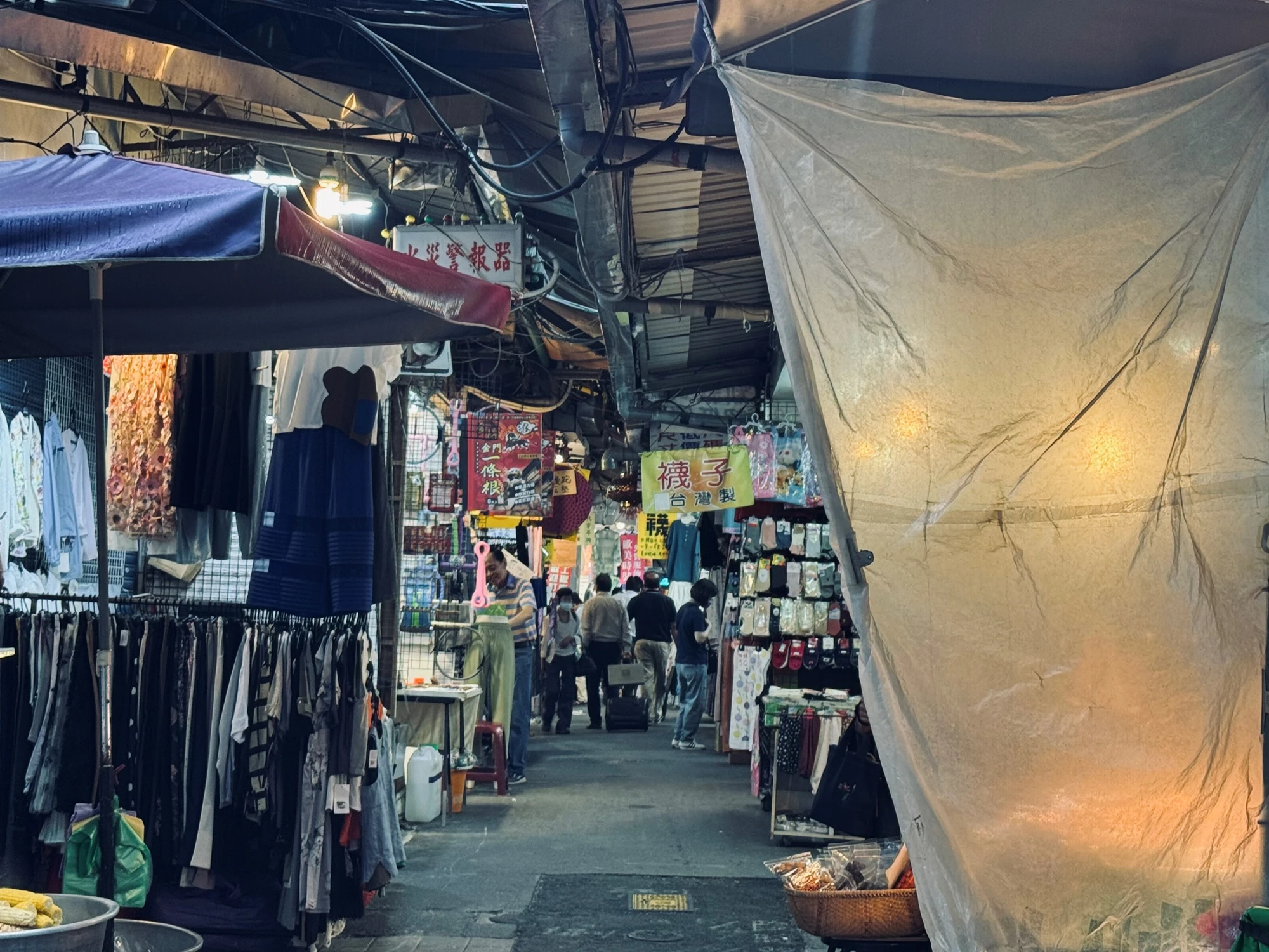 吆喝的聲音此起彼落，參與者將穿越傳統乾貨與各樣服飾交錯並立的攤位，體驗最原汁原味的市場文化。這裡呈現的是台灣食與衣文化最真實的肌理，如此特殊的「台灣感性」也讓城中商圈成為值得慢走細嚐的特殊所在。