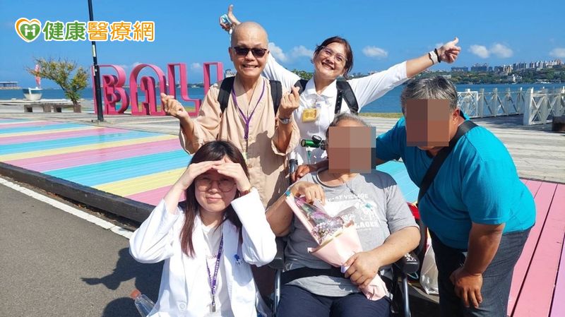 安寧團隊為癌末母親圓夢看海　兒子道愛道謝道別