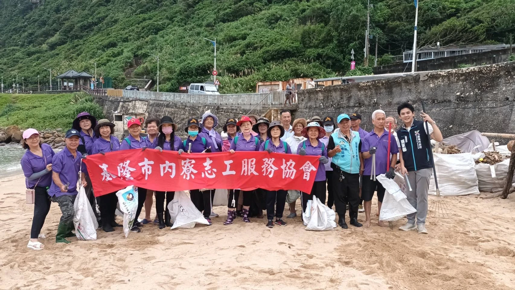 內寮里嚴福神里長號召志工服務協會攜手淨化沙灘守護環境