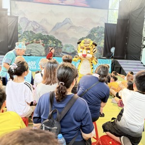 內寮社區紙風車劇團表演「武松打虎」讓藝術向下扎根