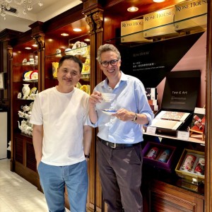 古典玫瑰園助攻文化外交   英國國會議員盛讚台灣茶「充滿層次與深情」