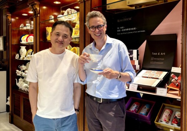 古典玫瑰園助攻文化外交   英國國會議員盛讚台灣茶「充滿層次與深情」