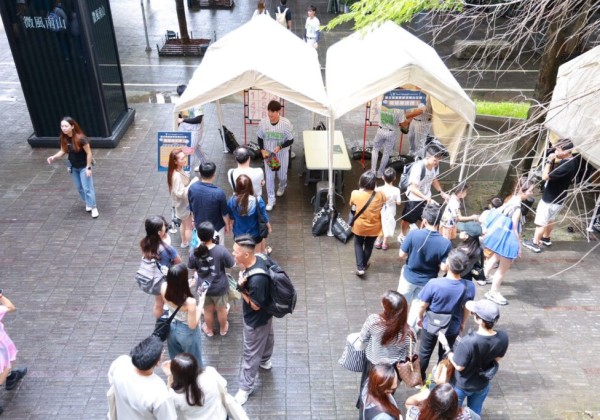 臺北興富發棒球隊與球迷面對面嗨玩市集