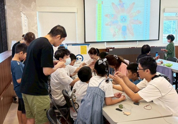 二信高中舉辦親子鞋作　活化圖書館空間設備促進社區共享
