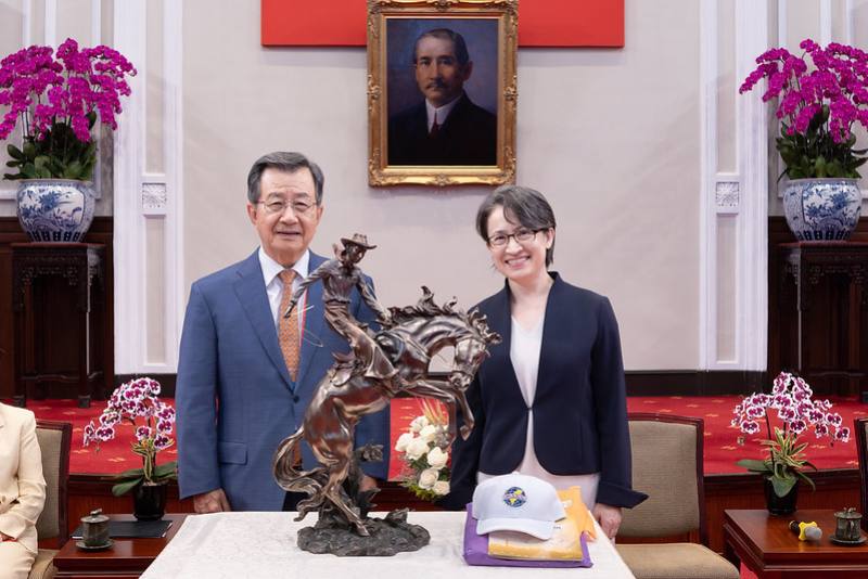 副總統接見世總回國訪團 盼團結凝聚臺灣安全與經濟發展實力 副總統接見世總回國訪團 盼團結凝聚臺灣安全與經濟發展實力