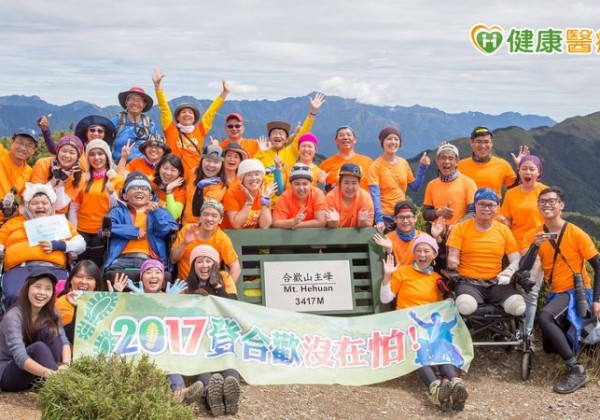 存活率不到5％！八仙塵爆男子經10次植皮重生　如今靠義肢登上山