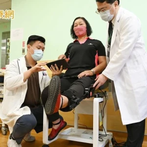 七旬婦膝退化難行　機器人復健「像健身」成功萬步登山
