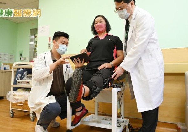 七旬婦膝退化難行　機器人復健「像健身」成功萬步登山