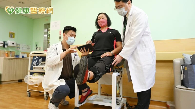 七旬婦膝退化難行　機器人復健「像健身」成功萬步登山