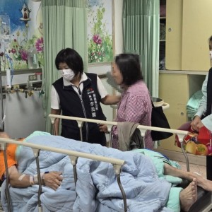 中市強降雨導致車輛撞浮起人孔蓋意外  南區區長慰問傷者並積極應變