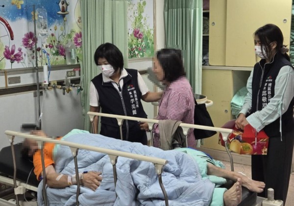 中市強降雨導致車輛撞浮起人孔蓋意外  南區區長慰問傷者並積極應變