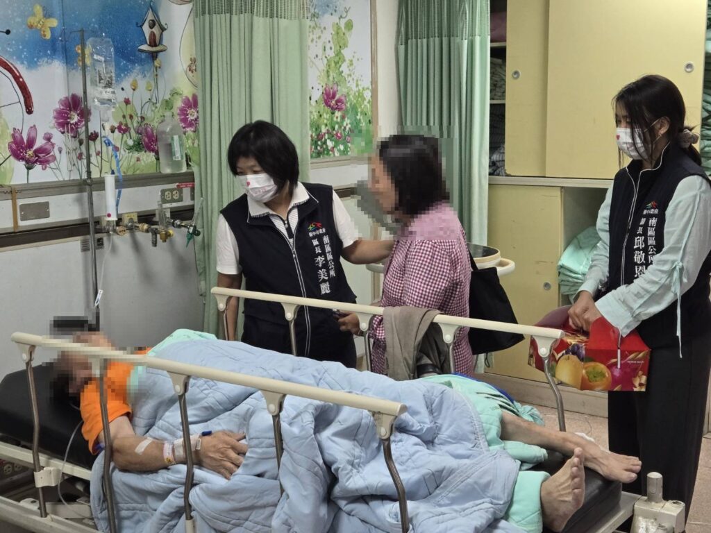 中市強降雨導致車輛撞浮起人孔蓋意外 南區區長慰問傷者並積極應變 中市強降雨導致車輛撞浮起人孔蓋意外 南區區長慰問傷者並積極應變