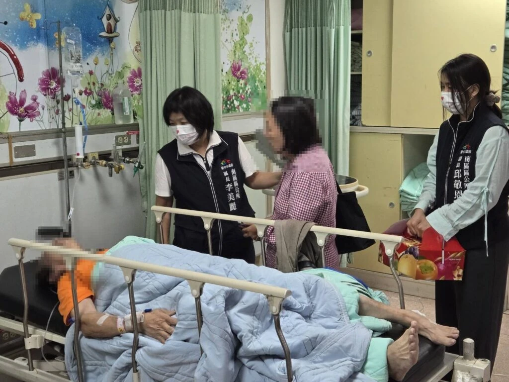 中市強降雨導致車輛撞浮起人孔蓋意外  南區區長慰問傷者並積極應變