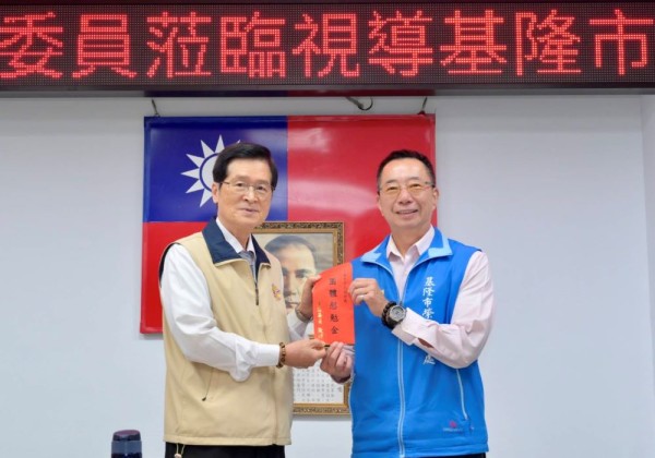 視導基層照顧服務    嚴德發肯定基隆榮服處頒慰勉金