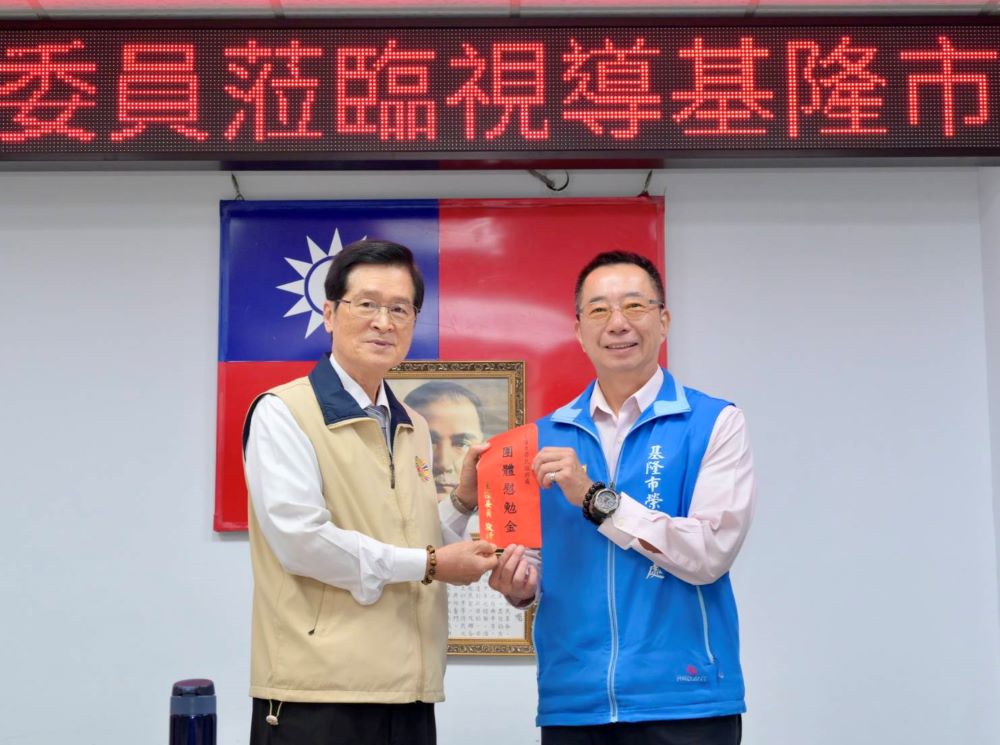 視導基層照顧服務 嚴德發肯定基隆榮服處頒慰勉金 視導基層照顧服務 嚴德發肯定基隆榮服處頒慰勉金